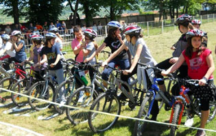 UCESNICI TAKMICENJA DJAKA U BICIKLIZMU